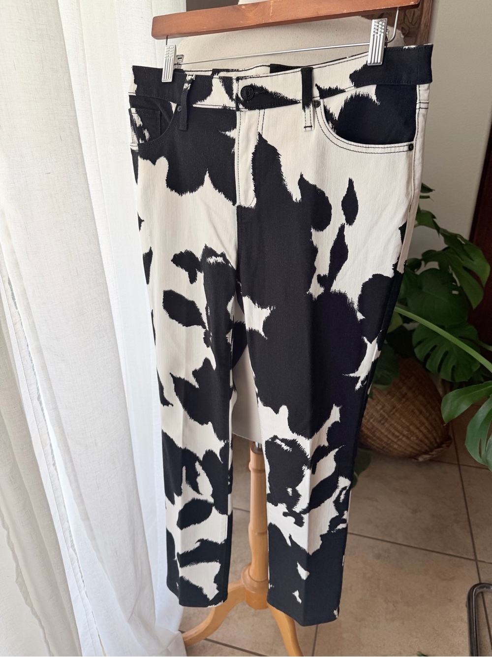 Chico's So Slimming Girlfriend Slim Leg Ankle Pants Size 8P Black White